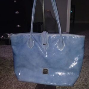DOONEY & BOURKE BLUE PATENT LEATHER  MED TOTE PURS